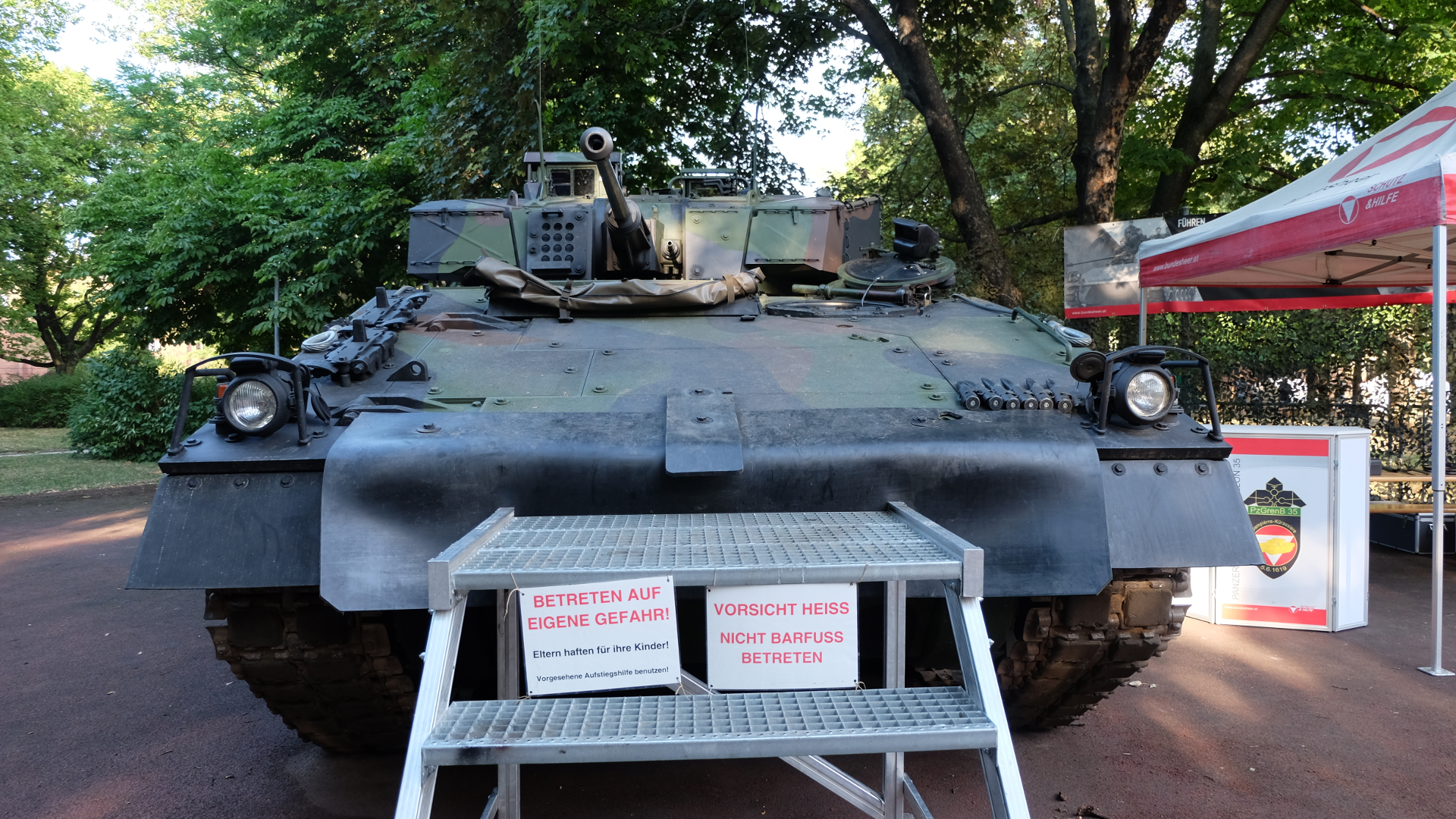 Bundesheer-Werbung-Infostand-Wien-Ulan-Schützenpanzer