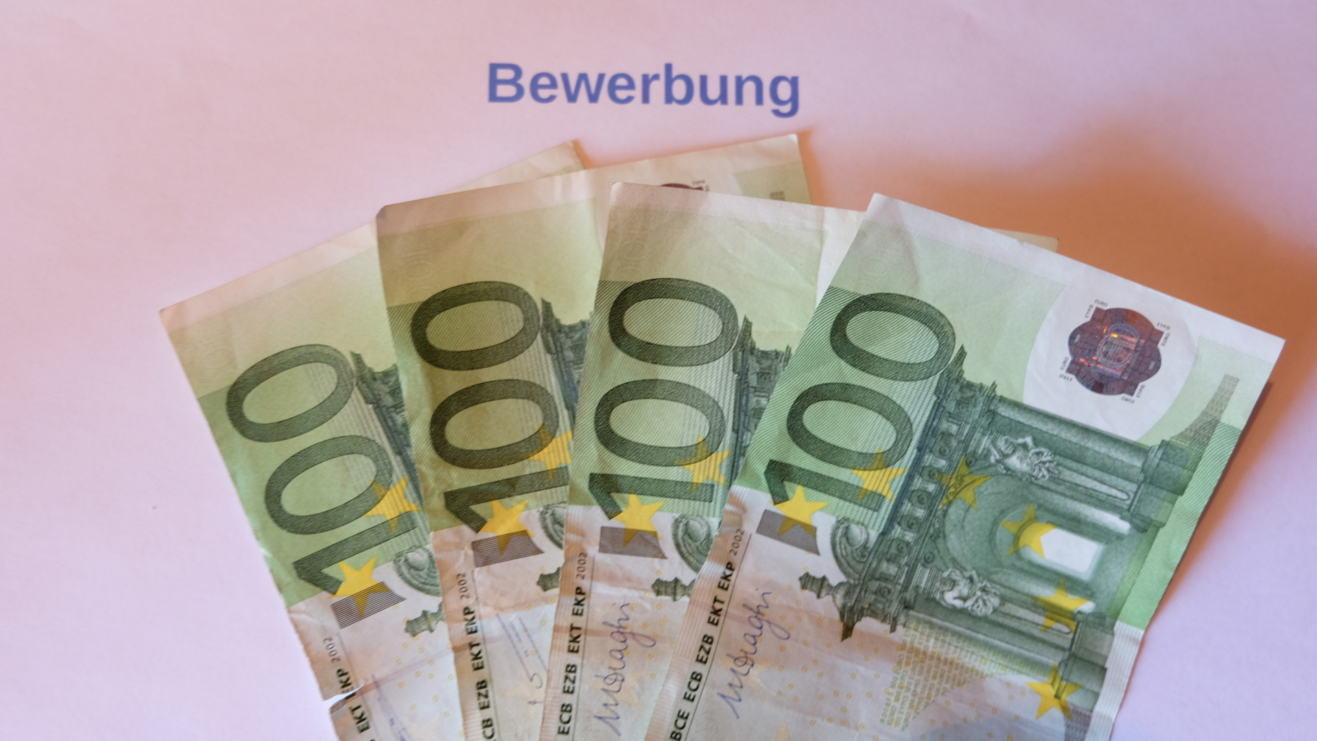 Bewerbungsgebühr-100 Euro Scheine-Geld-Bewerbungsschreiben.