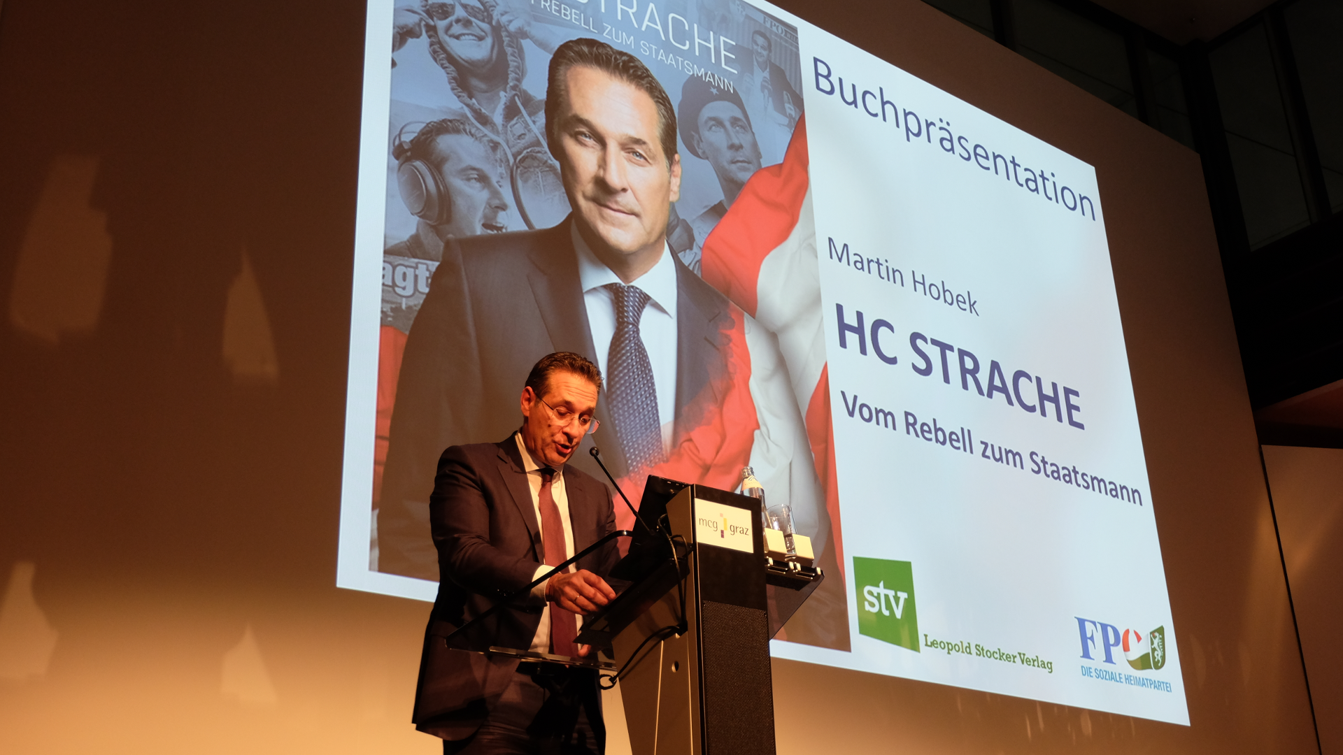 HC Strache-Podium.Graz-Biographie-Präsentation