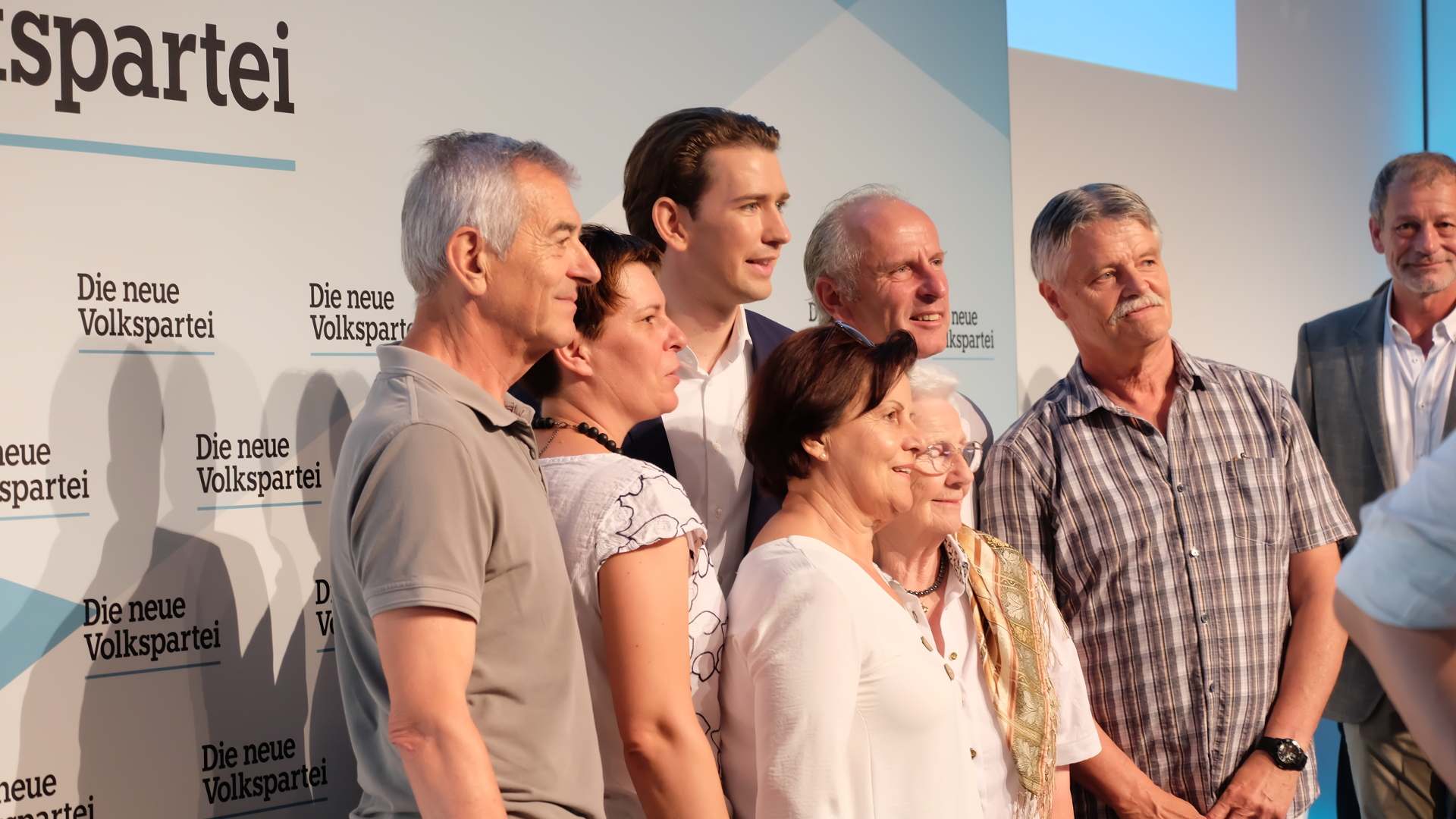 Sebastian Kurz-Familie-Graz-Stadthalle-Selfie-ÖVP-Volkspartei