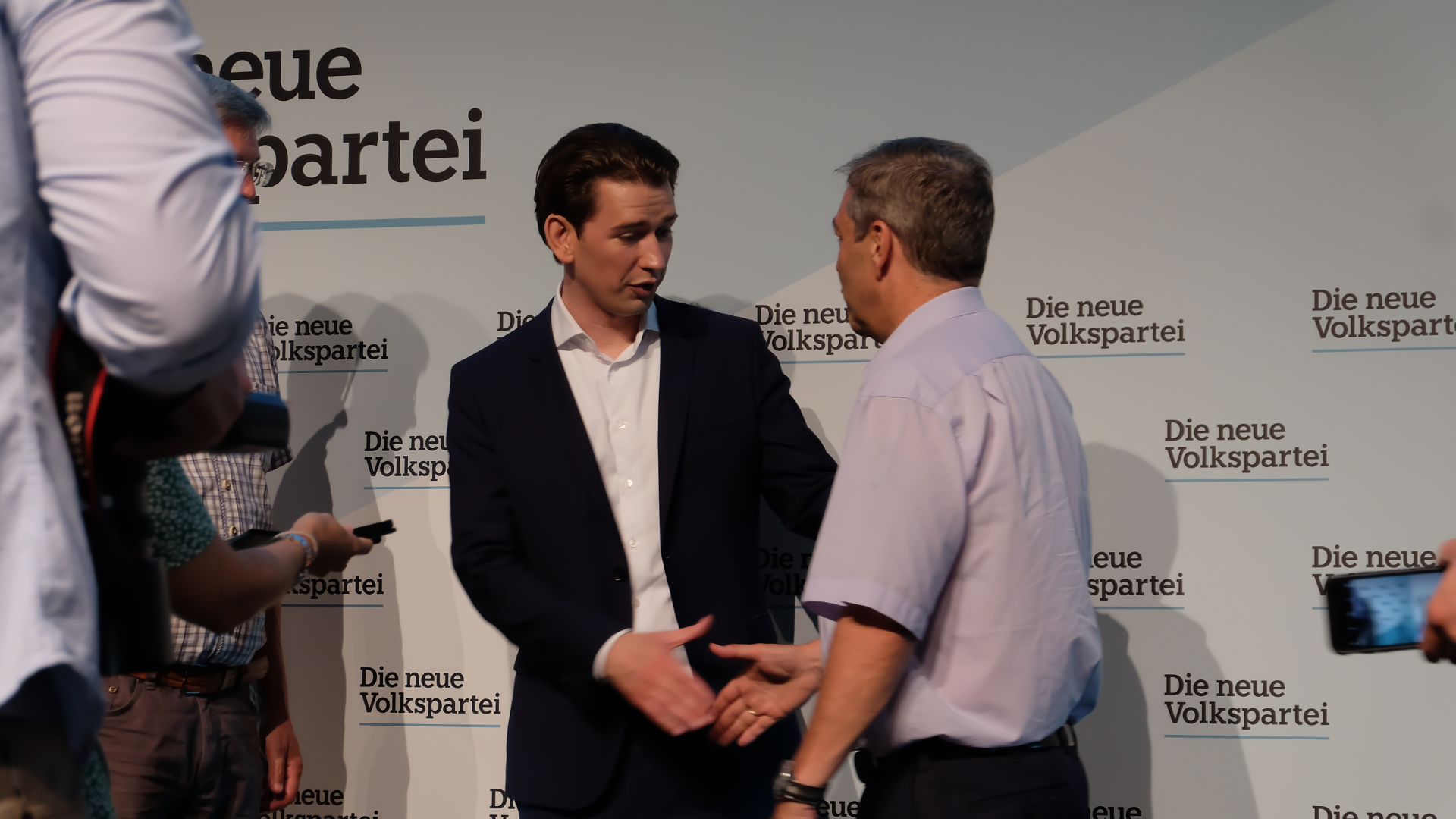 Sebastian Kurz-Graz-Stadthalle-Steiermark-Parteimitglied-Handschlag