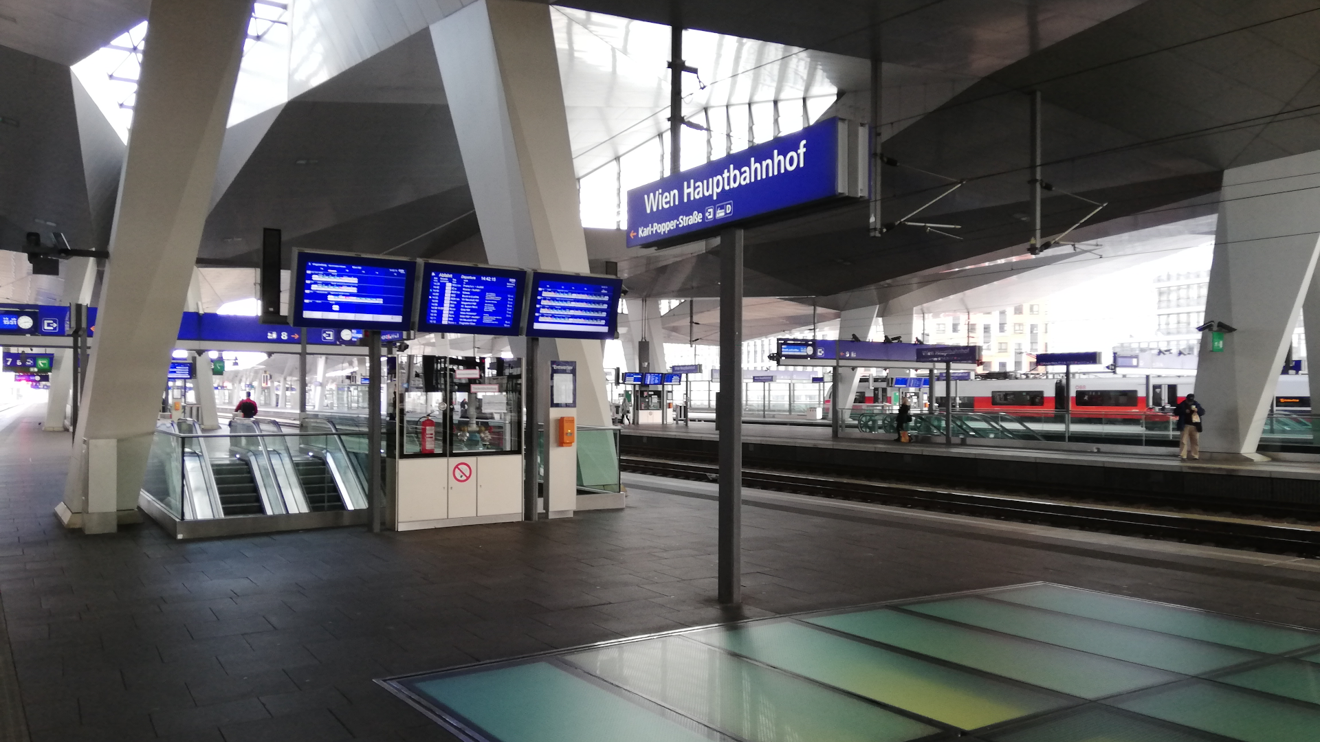 Corona Krise-Wien Hauptbahnhof-Shuddown-Lockdown-Covid 19-Österreich-ÖBB
