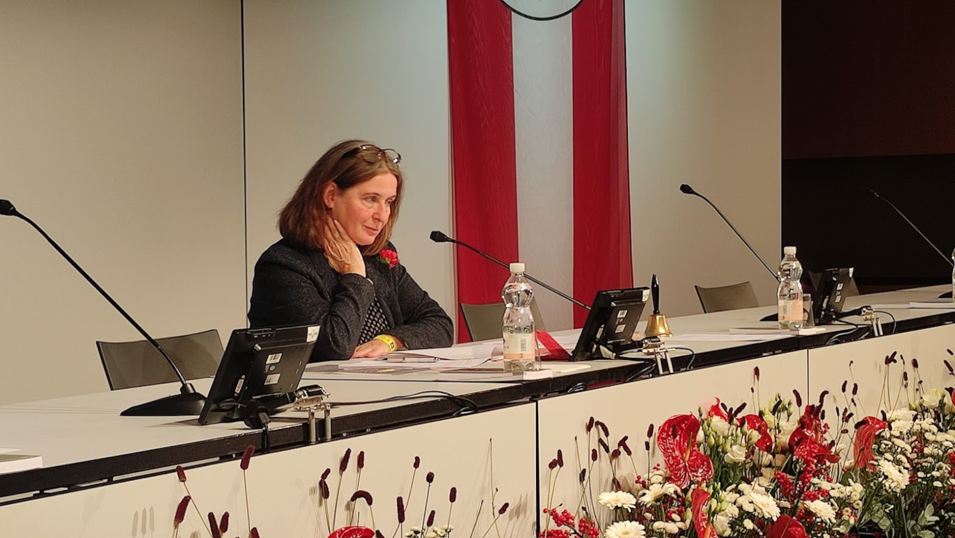 Elke Kahr-KPÖ-Graz-Podium-Gemeinderat