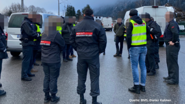 Paketdienst-Radstadt-Parkplatz-Verteilzentrum-Lagermax