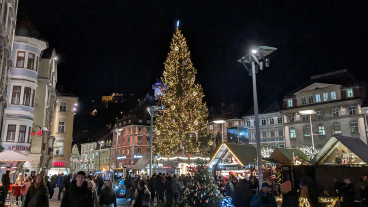 Weihnachten-Graz-Weihnachtsmarkt-Weihnachtsbaum-Christbaum-Steiermark-Christmas